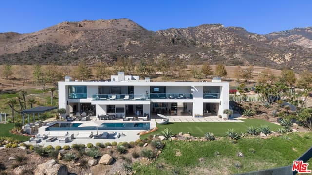 VILLA SPLENDIDO: A Luxurious Haven Overlooking Billionaire's Beach Img